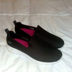 Black slip on sketchers, Women's size 8 1/2